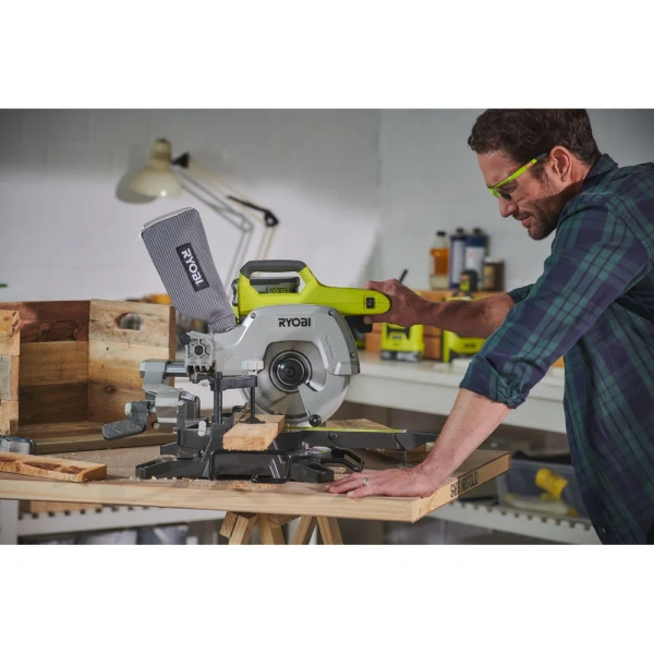 фото аккумуляторная торцовочно-усовочная пила ryobi one+ r18ms216-0
