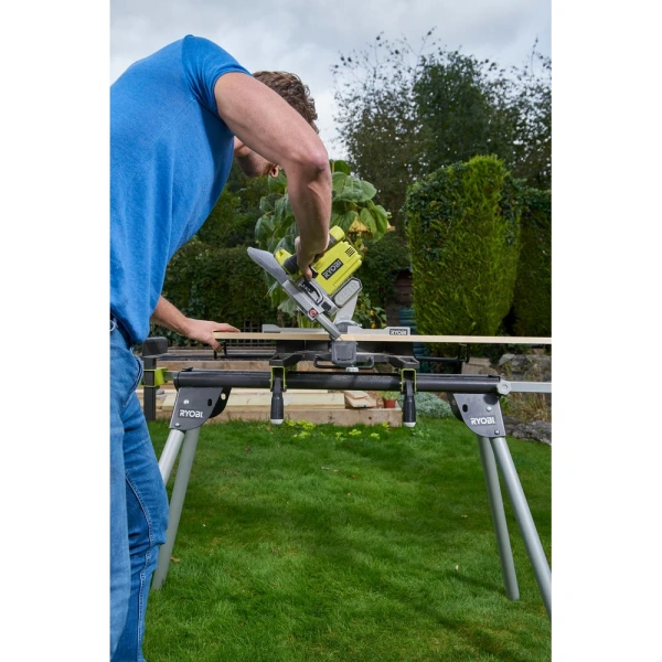 фото аккумуляторная торцовочно-усовочная пила ryobi one+ r18ms216-0