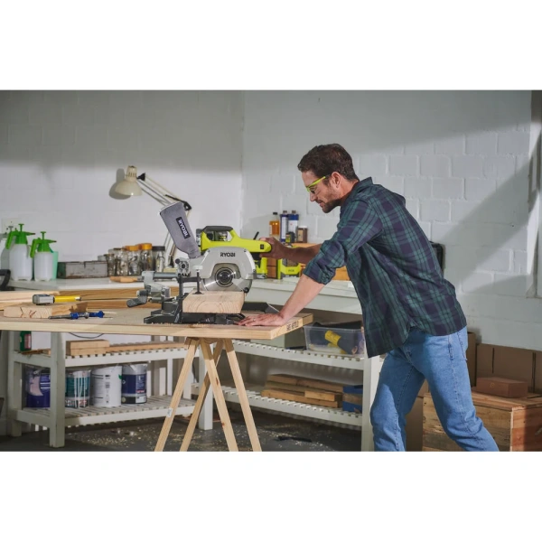 фото аккумуляторная торцовочно-усовочная пила ryobi one+ r18ms216-0