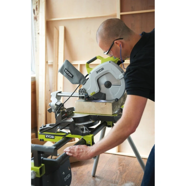 фото торцовочная пила ryobi ems254l